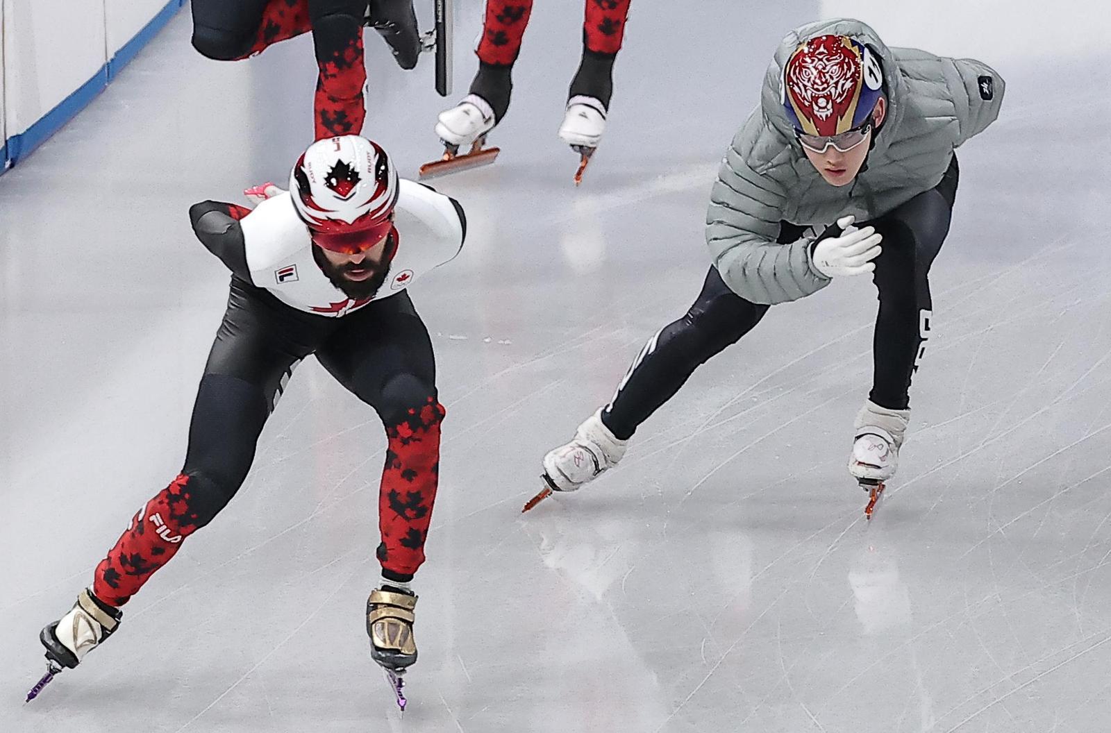 한국 남자 쇼트트랙의 신성 임종언(오른쪽)이 3일(현지 시간) 이탈리아 밀라노 아이스스케이팅 아레나에서 캐나다 남자 쇼트트랙 대표팀 선수들과 함께 훈련하고 있다. 임종언은 훈련을 마친 뒤 “잃을 것이 없는 신인의 패기로 준비하고 있다”고 말했다. 밀라노=뉴스1