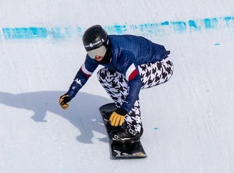 미국 스노보드 대표팀의 최고령 선수 닉 바움가트너가 비시즌 동안 콘크리트 타설 작업을 하고 있는 모습(위쪽 사진). 바움가트너는 이번 밀라노-코르티나담페초 대회를 통해 통산 다섯 번째 올림픽에 나선다. 
사진 출처 닉 바움가트너 인스타그램