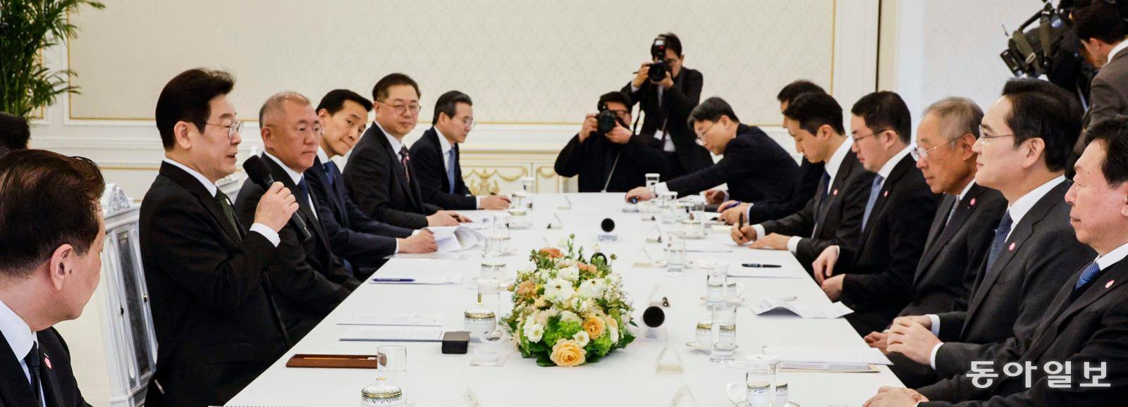 총수들과 2시간 靑 회동
4일 청와대에서 열린 ‘청년 일자리와 지방 투자 확대를 위한 기업 간담회’에서 이재명 대통령이 발언하고 있다. 이재용 삼성전자 회장(오른쪽에서 두 번째) 등 10대 그룹 총수들은 이 자리에서 대통령의 요청에 대규모 지방 투자 계획으로 화답하고, 기업별 애로 사항도 건의하는 등 2시간 동안 대화를 이어갔다. 송은석 기자 silverstone@donga.com