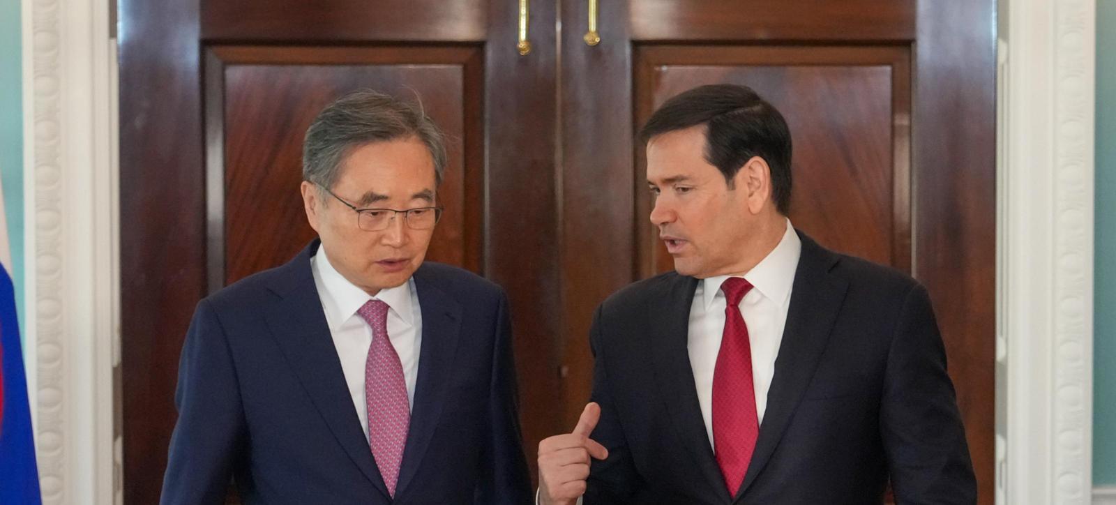 루비오 美국무 만났지만…
조현 외교부 장관(왼쪽)이 3일(현지 시간) 미국 워싱턴 국무부 청사에서 마코 루비오 미 국무장관과 만나 한미 외교장관 회담에 앞서 대화를 나누고 있다. 양국은 회담 후 “정상회담을 계기로 체결된 조인트 팩트시트(공동설명자료)에 명시된 원자력과 핵추진잠수함, 조선 등 핵심 분야에서 협력을 이어가는 데 뜻을 모았다”고 했지만 관세 협상 분야 등에서 일부 시각차를 드러냈다. 외교부 제공