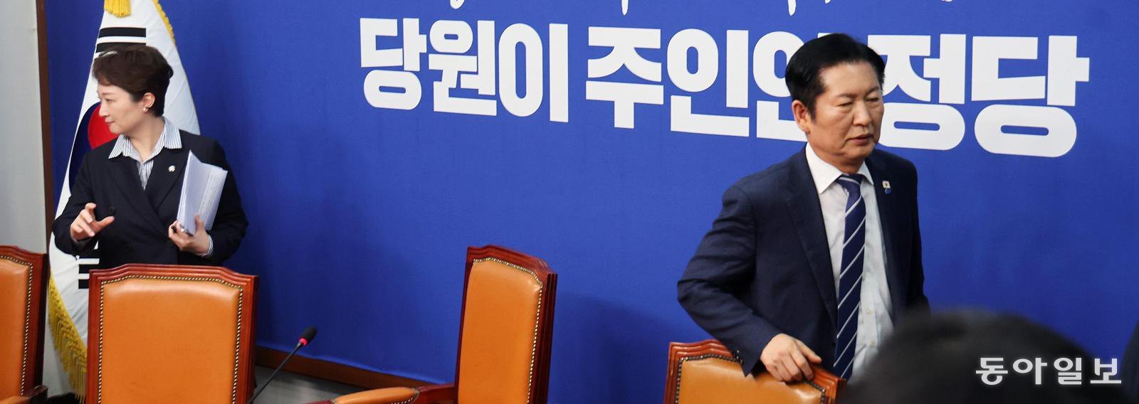 4일 오전 서울 여의도 국회에서 더불어민주당 최고위원회의 후 정청래 대표(오른쪽)와 이언주 최고위원이 회의장을 떠나고 있다. 이날 회의에서 이 최고위원은 정 대표가 추진하는 조국혁신당과의 합당에 대해 “특정인의 대권 놀이에 민주당을 숙주로 이용하는 게 아니냐는 얘기까지 나온다”며 강하게 반발했다. 장승윤 기자 tomato99@donga.com