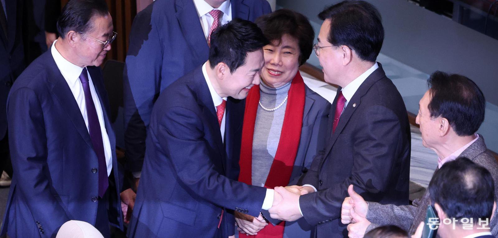 국민의힘 장동혁 대표(왼쪽에서 두 번째)가 4일 서울 여의도 국회에서 열린 본회의에서 교섭단체 대표연설을 마치고 박수를 받으며 퇴장하고 있다. 장승윤 기자 tomato99@donga.com