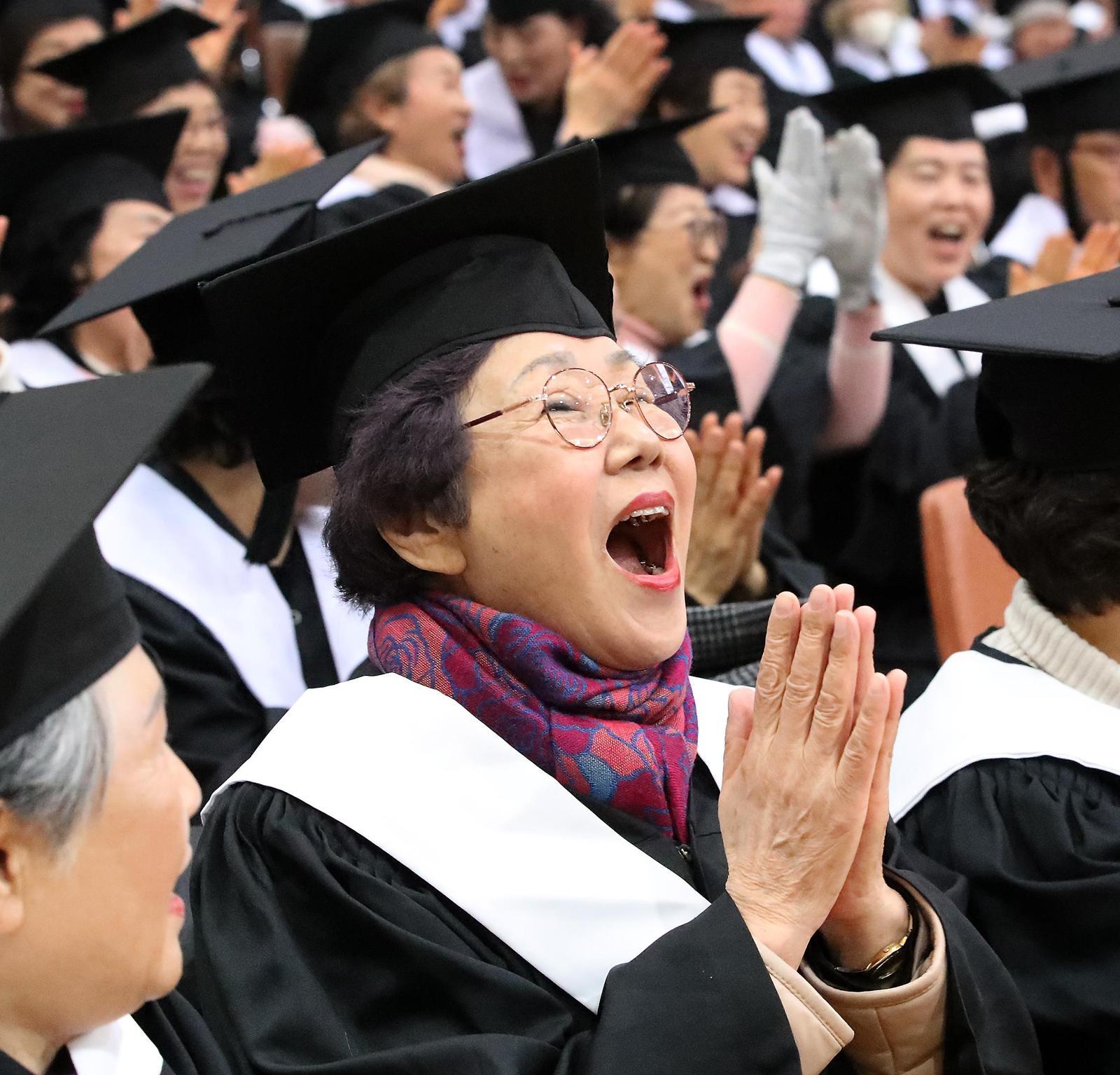 “졸업했어요”… 봄처럼 환한 미소
