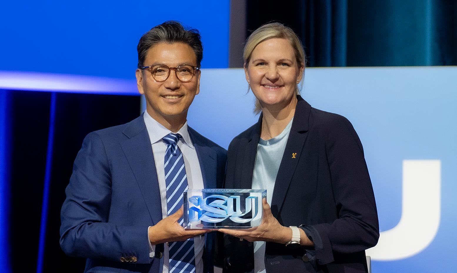 김재열 국제빙상경기연맹(ISU) 회장(왼쪽)이 4일 이탈리아 밀라노에서 열린 제145차 국제올림픽위원회(IOC) 총회에서 IOC 집행위원으로 선출됐다. 사진은 김 회장이 ISU 행사에서 커스티 코번트리 IOC 위원장과 기념사진을 찍은 모습. 국제빙상경기연맹(ISU) 제공