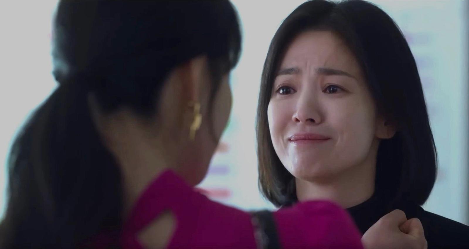 드라마 ‘더 글로리’에서 동은(송혜교·오른쪽)은 학창 시절 자신에게 잔인한 폭력을 휘두른 이들을 처절하게 응징한다. 윤서진 작가는 실제 현실에서는 복수를 하면 그 일을 반추하게 돼 화를 더 돋우고 시간이 지날수록 후회 수치심 불안에 갇히게 만든다고 말한다. 넷플릭스 제공