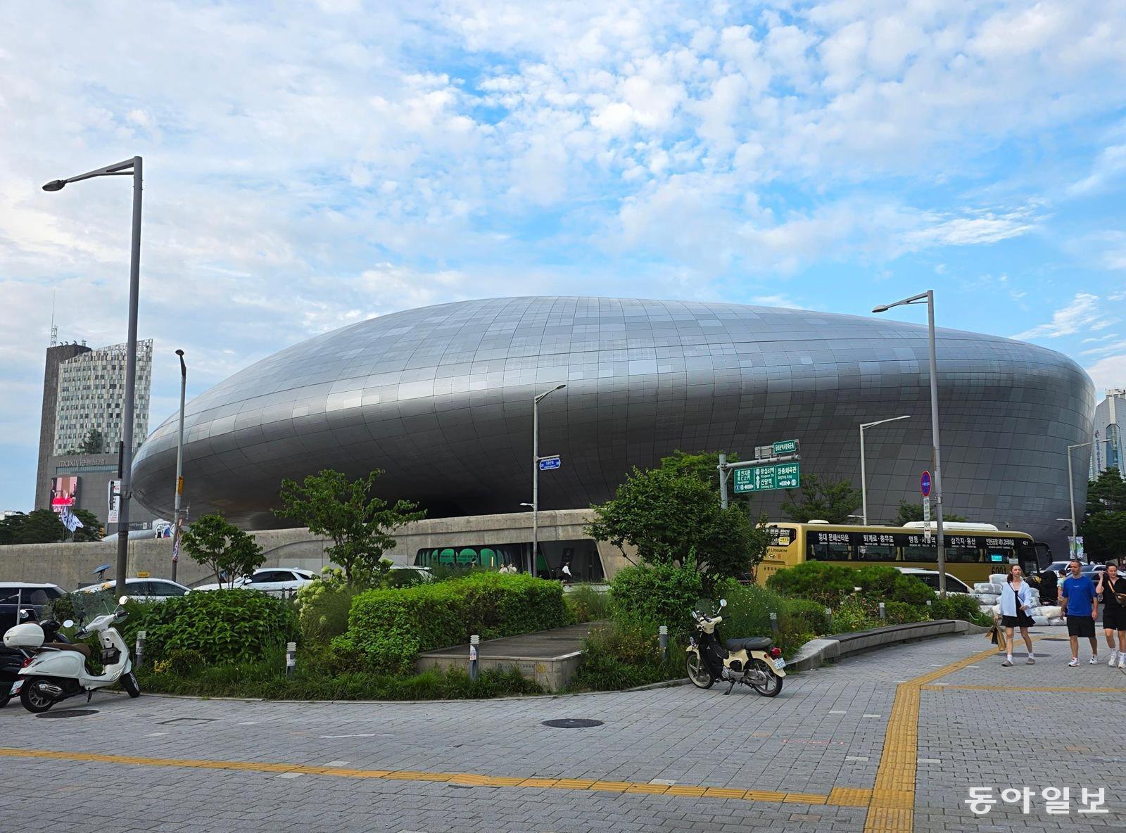 서울 중구 동대문디자인플라자(DDP) 전경. 더불어민주당 전현희 의원은 2일 서울시장 선거 출마를 선언하며 첫 공약으로 DDP 해체와 7만 석 규모의 복합 아레나 ‘서울 돔’ 건설을 내걸었다. 동아일보DB