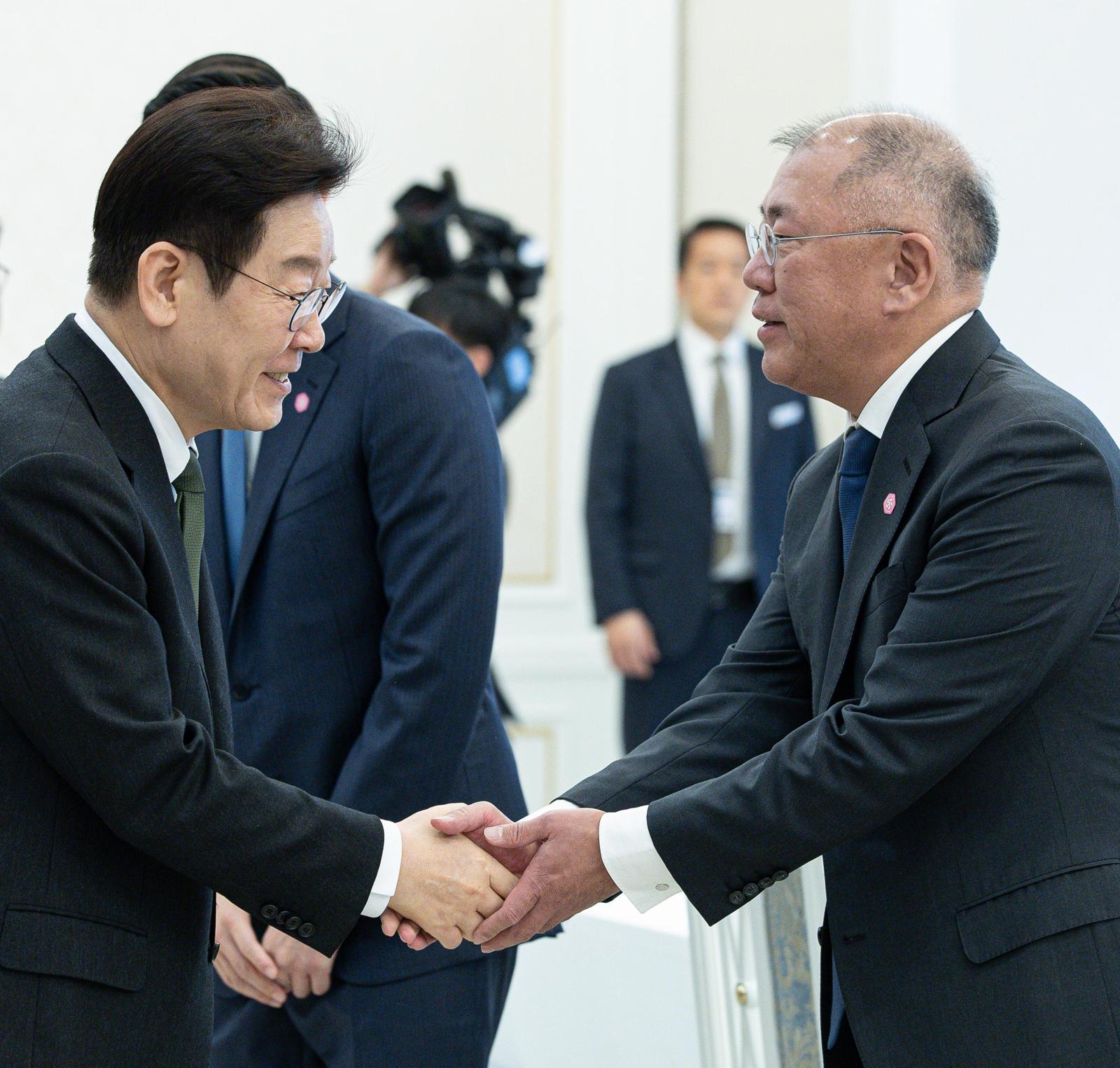 이 대통령이 정의선 현대자동차그룹 회장과 악수하며 인사를 나누고 있다. 뉴스1