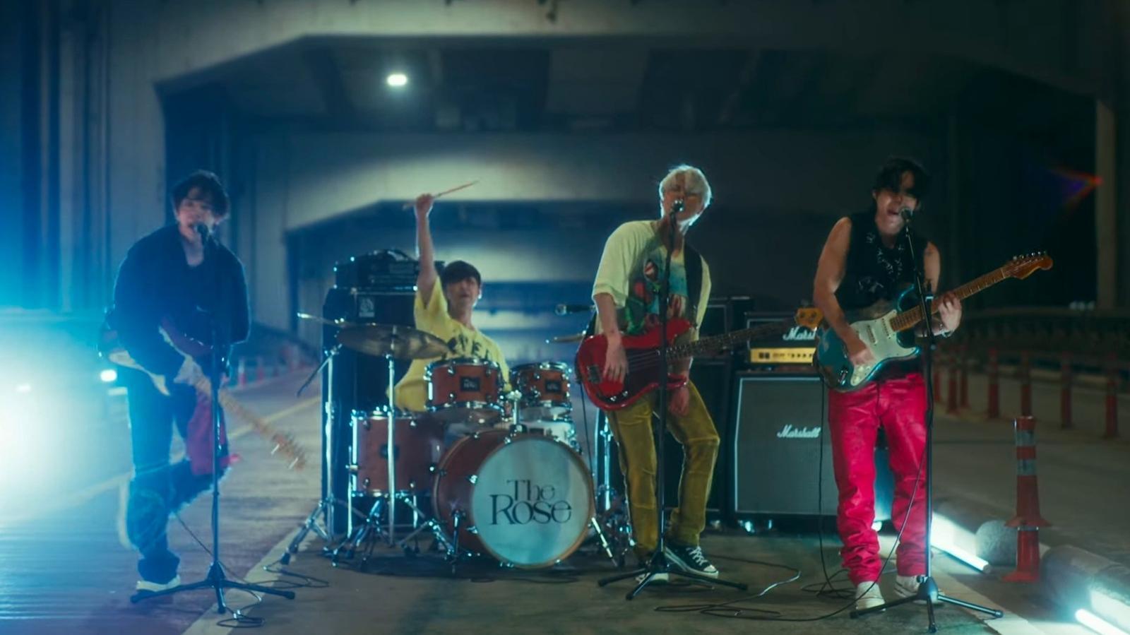 2017년 데뷔해 한국보다 외국에서 빠르게 이름을 알린 4인조 밴드 ‘더 로즈’. 이들의 성장기를 담은 다큐멘터리 영화 ‘더 로즈: 컴 백 투 미’가 14일 개봉한다. CJ 4DFLEX 제공