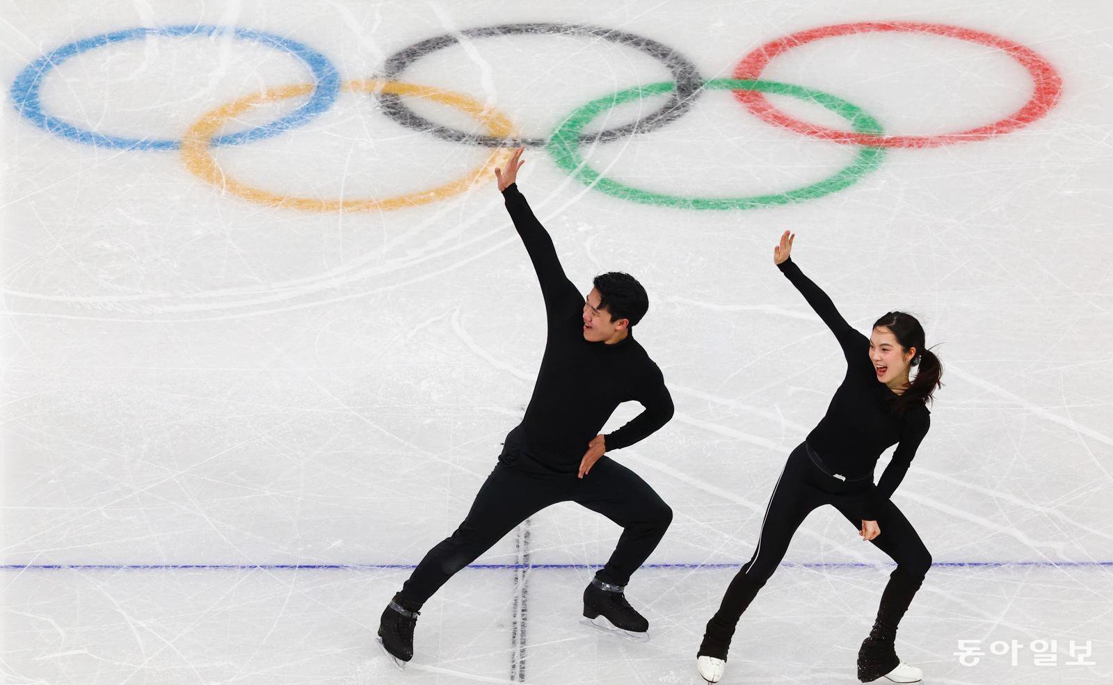 한국 피겨스케이팅 유일의 아이스댄스 팀인 임해나(오른쪽)-권예 조가 3일 이탈리아 밀라노 아이스 스케이팅 아레나에서 연습을 하고 있다. “아이스댄스가 너무 먼 무대 같았던 올림픽 기회를 줬다”는 임해나-권예 조는 6일 열리는 밀라노-코르티나담페초 겨울올림픽 피겨 단체전 아이스댄스 리듬댄스에서 한국 피겨 대표팀의 첫 스타트를 끊는다. 밀라노=전영한 기자 scoopjyh@donga.com