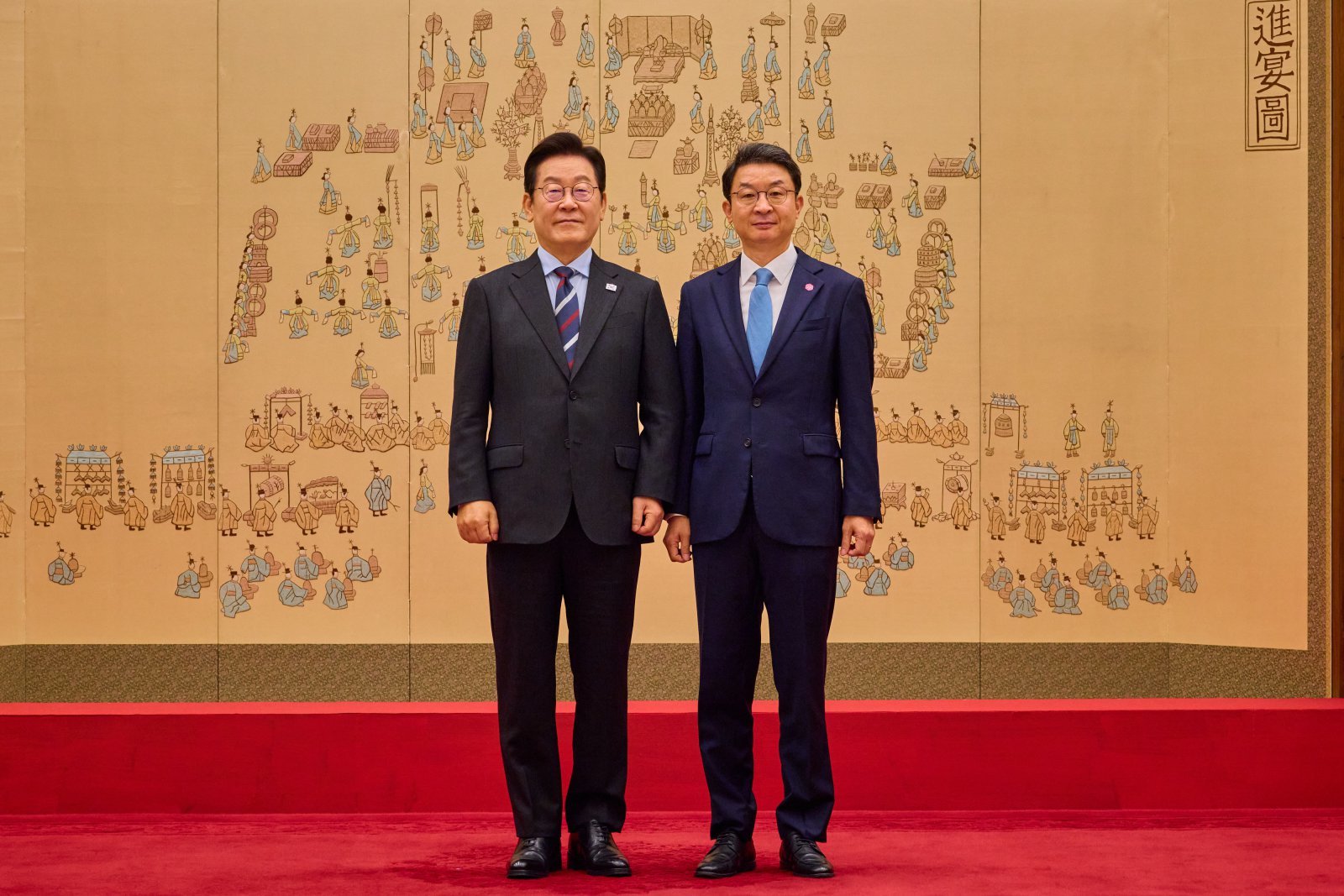 이재명 대통령이 지난해 9월 15일 서울 용산 대통령실 청사에서 열린 임명장 수여식에서 이억원 금융위원장에게 임명장을 수여한 후 기념촬영을 하고 있다. (대통령실 제공. 재판매 및 DB 금지) 2025.9.15/뉴스1