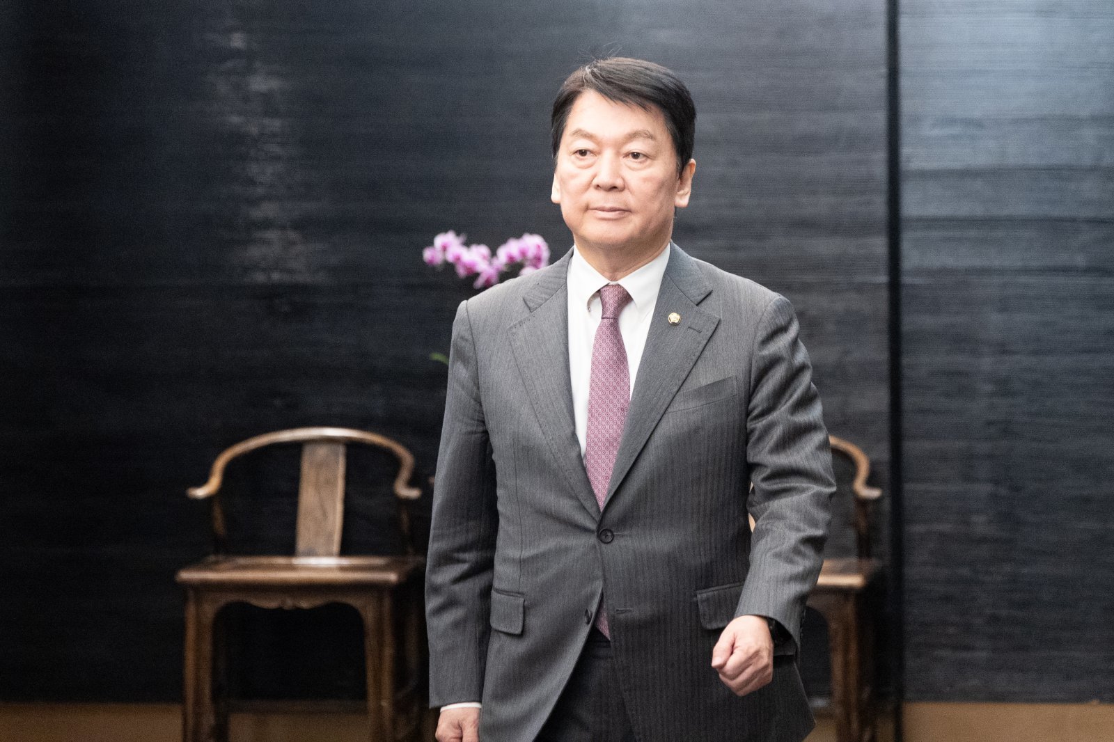 안철수 국민의힘 의원이 지난해 11월 19일 서울 여의도의 한 식당으로 중진 오찬을 위해 발걸음을 옮기고 있다. 2025.11.19 뉴스1