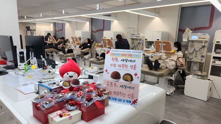 지난달 23일 광주 동구 헌혈의집 충장로센터에서 시민들이 헌혈에 참여하고 있다. 대한적십자사 광주·전남혈액원은 이날 헌혈자들에게 두바이쫀득쿠키를 증정하는 행사를 진행했다. 광주·전남혈액원 제공