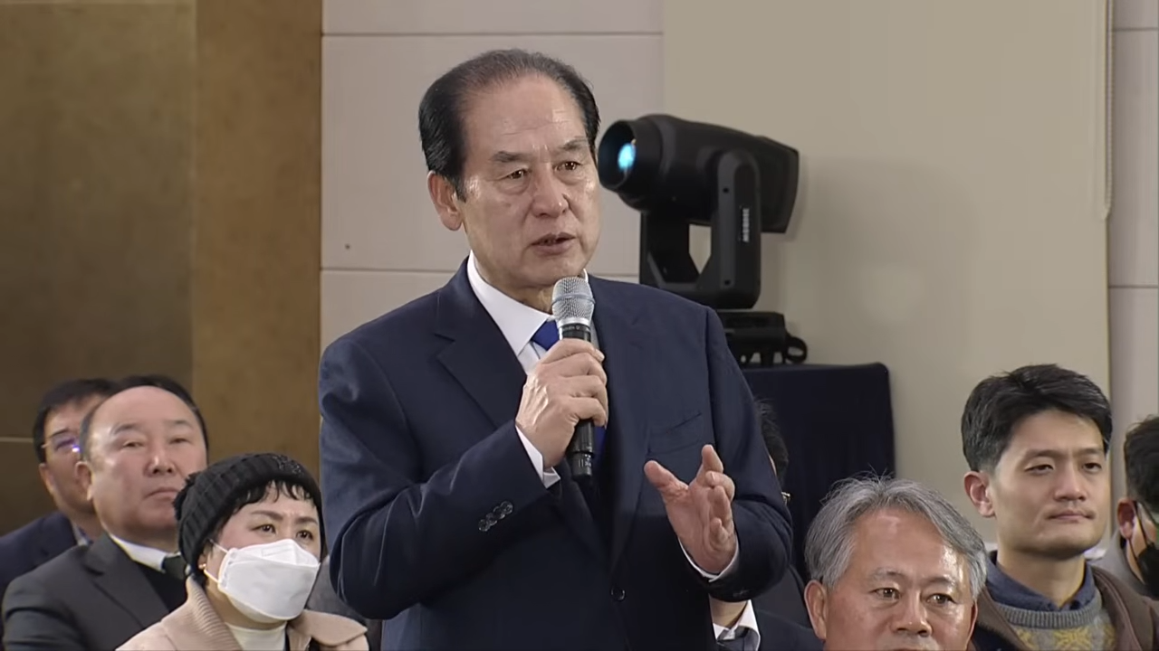 김희수 진도군수가 행정통합 타운홀 미팅에서 인구 대책으로 외국인 여성을 ‘수입’하자는 취지의 발언을 해 논란이다. 유튜브 갈무리