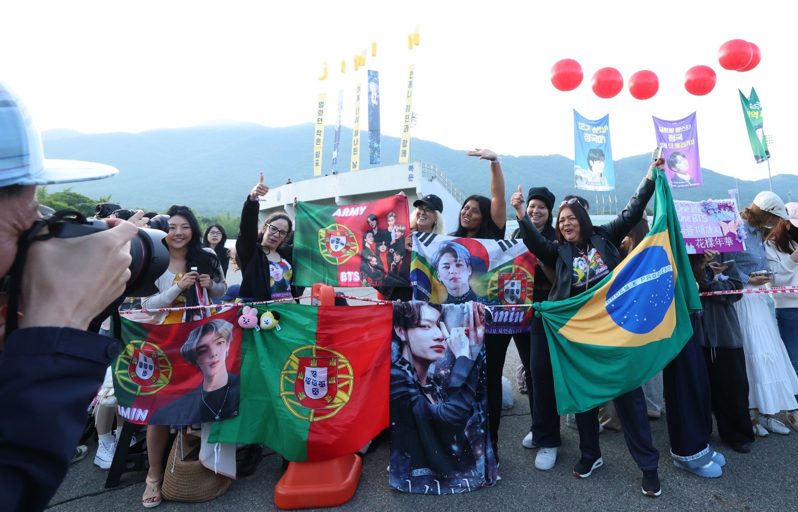 방탄소년단(BTS)의 지민과 정국이 제대하는 11일 오전 경기도 연천군 연천공설운동장에 아미(방탄소년단 팬덤명)들이 현수막을 들고 두 사람을 응원하고 있다. 2025.6.11 뉴스1