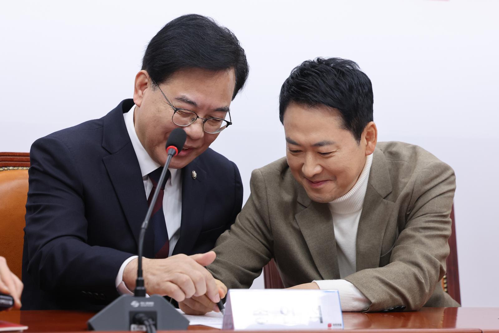 장동혁 국민의힘 대표와 송언석 원내대표가 5일 서울 여의도 국회에서 열린 최고위원회의에서 대화하고 있다. 2026.2.5/뉴스1