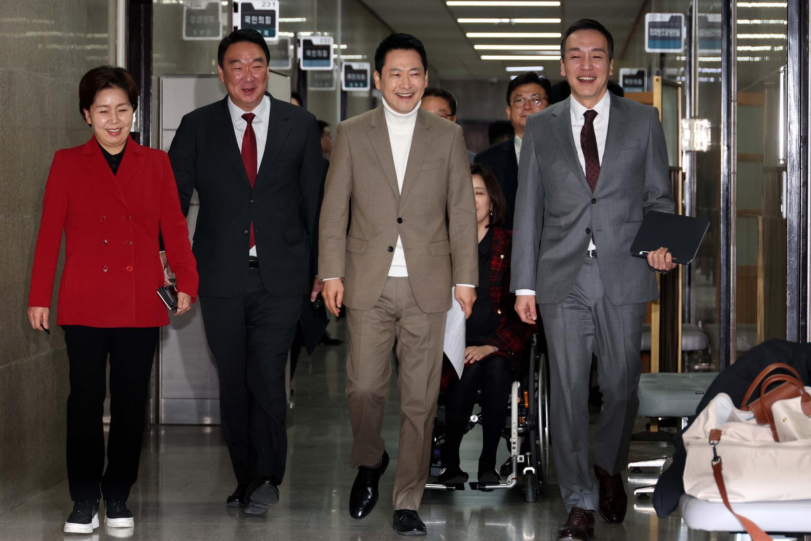 장동혁 국민의힘 대표와 최고위원들이 5일 오전 서울 여의도 국회에서 열린 최고위원회의에 참석하고 있다. 왼쪽부터 양향자 최고위원, 정희용 사무총장, 장 대표, 김민수 최고위원. 2026.02.05.[서울=뉴시스]