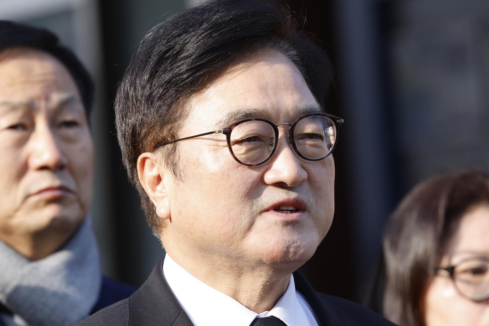 우원식 국회의장이 4일 광주 국립5.18민주묘역을 참배한후 헌법전문 수록에 관해 발언하고 있다. 뉴스1