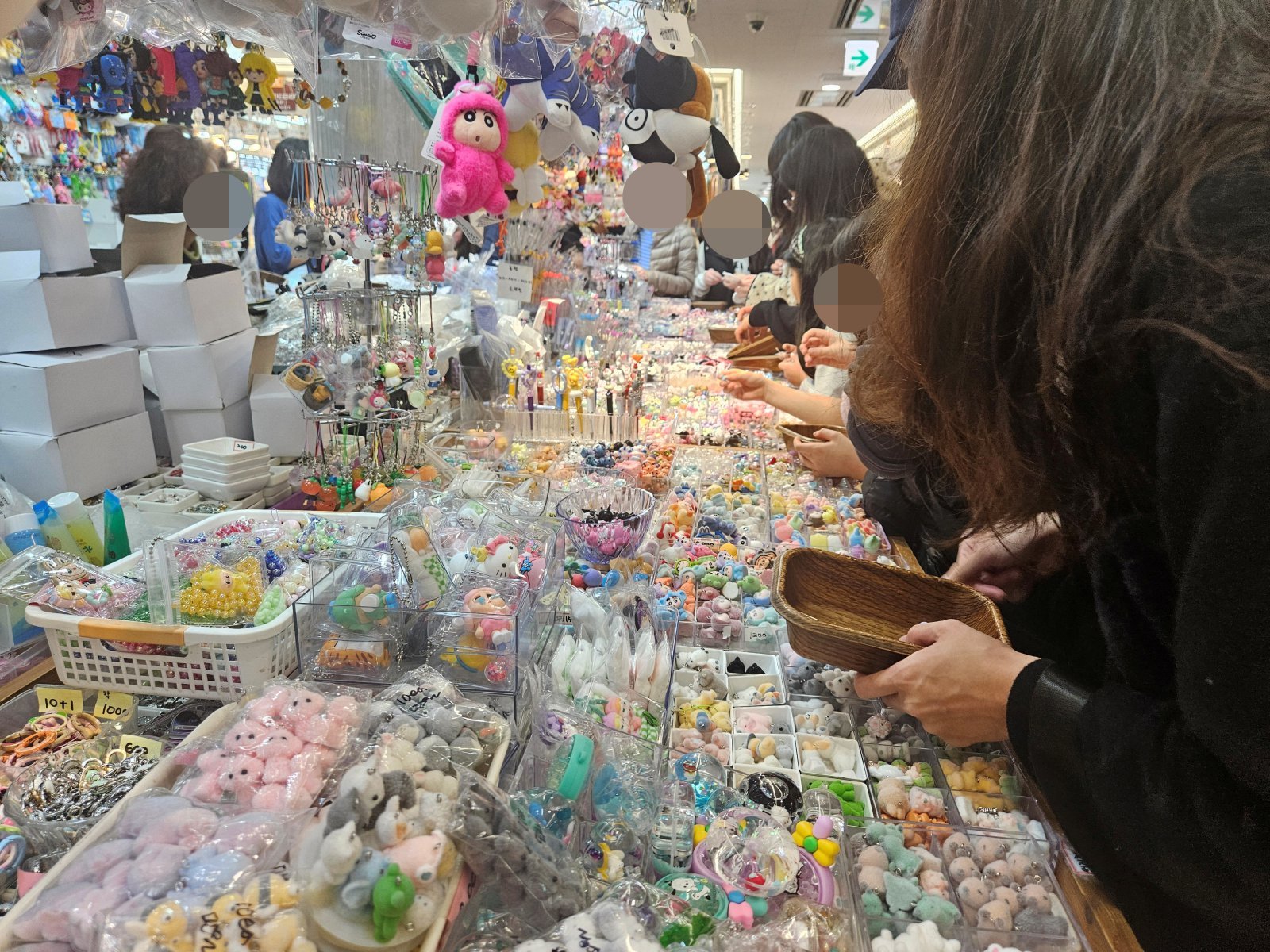 4일 오전 서울 동대문구 동대문종합시장에서 시민들이 ‘캡꾸’(키보드캡 꾸미기)용 부자재를 고르는 모습. 2026.2.4 뉴스1
