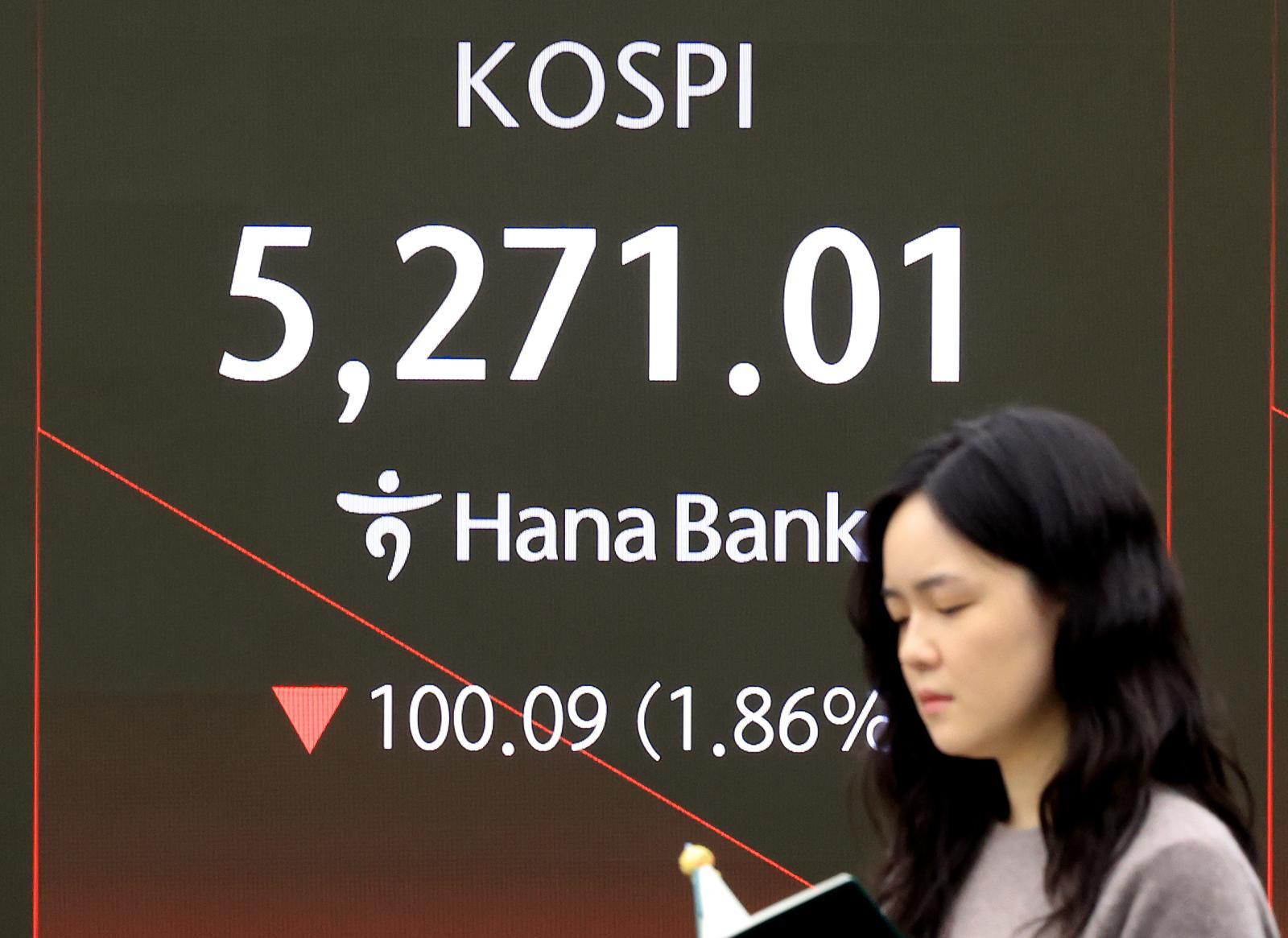 코스피가 미국 기술주의 약세 영향을 받아 하락세로 출발한 5일 서울 중구 하나은행 딜링룸 전광판에 코스피 시황이 표시되고 있다. 2026.2.5 뉴스1