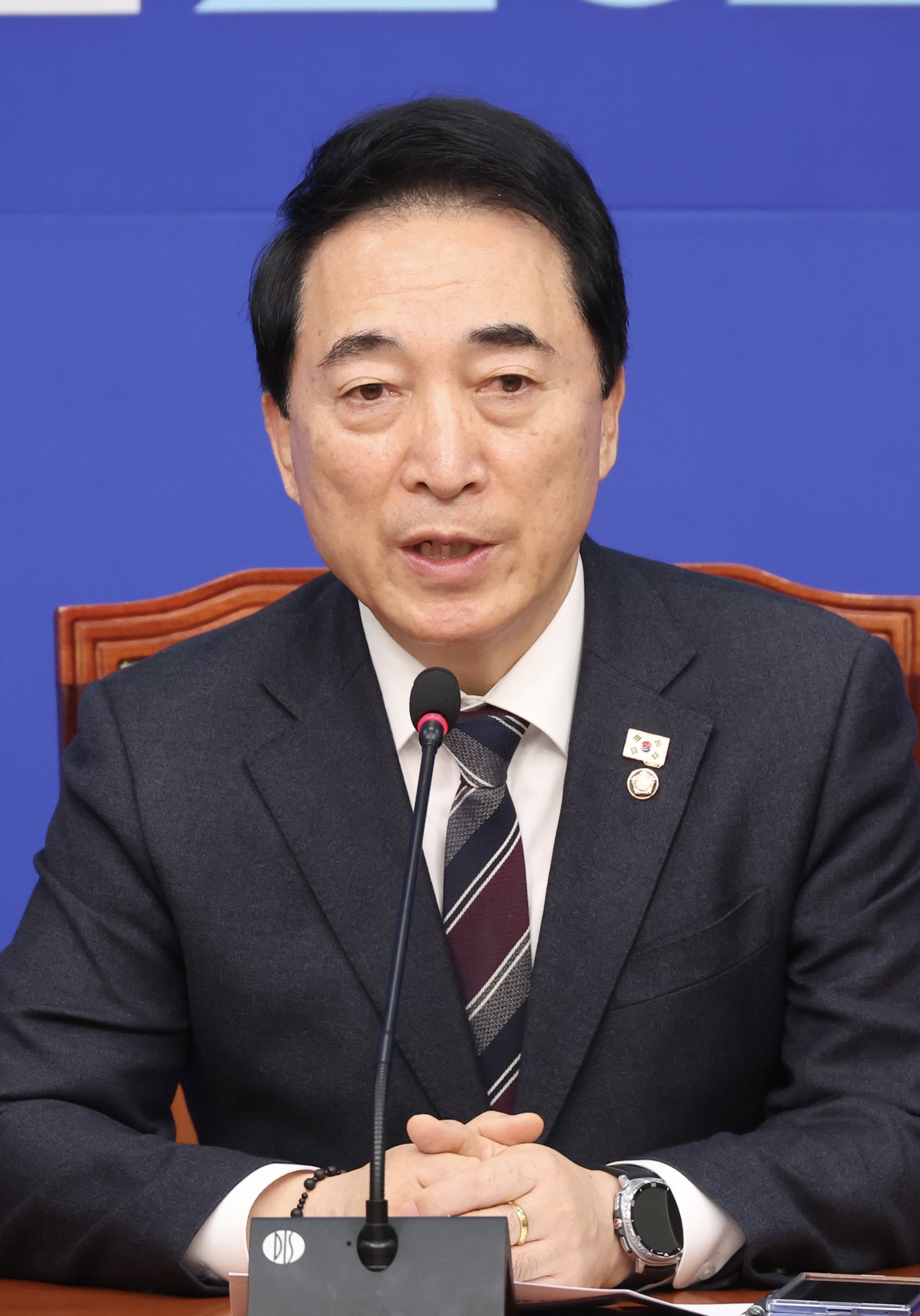 박수현 더불어민주당 수석대변인이 지난달 22일 서울 여의도 국회에서 정청래 대표가 조국혁신당에 합당을 제안한 것과 관련해 취재진의 질문에 답변하고 있다. 2026.01.22 서울=뉴시스