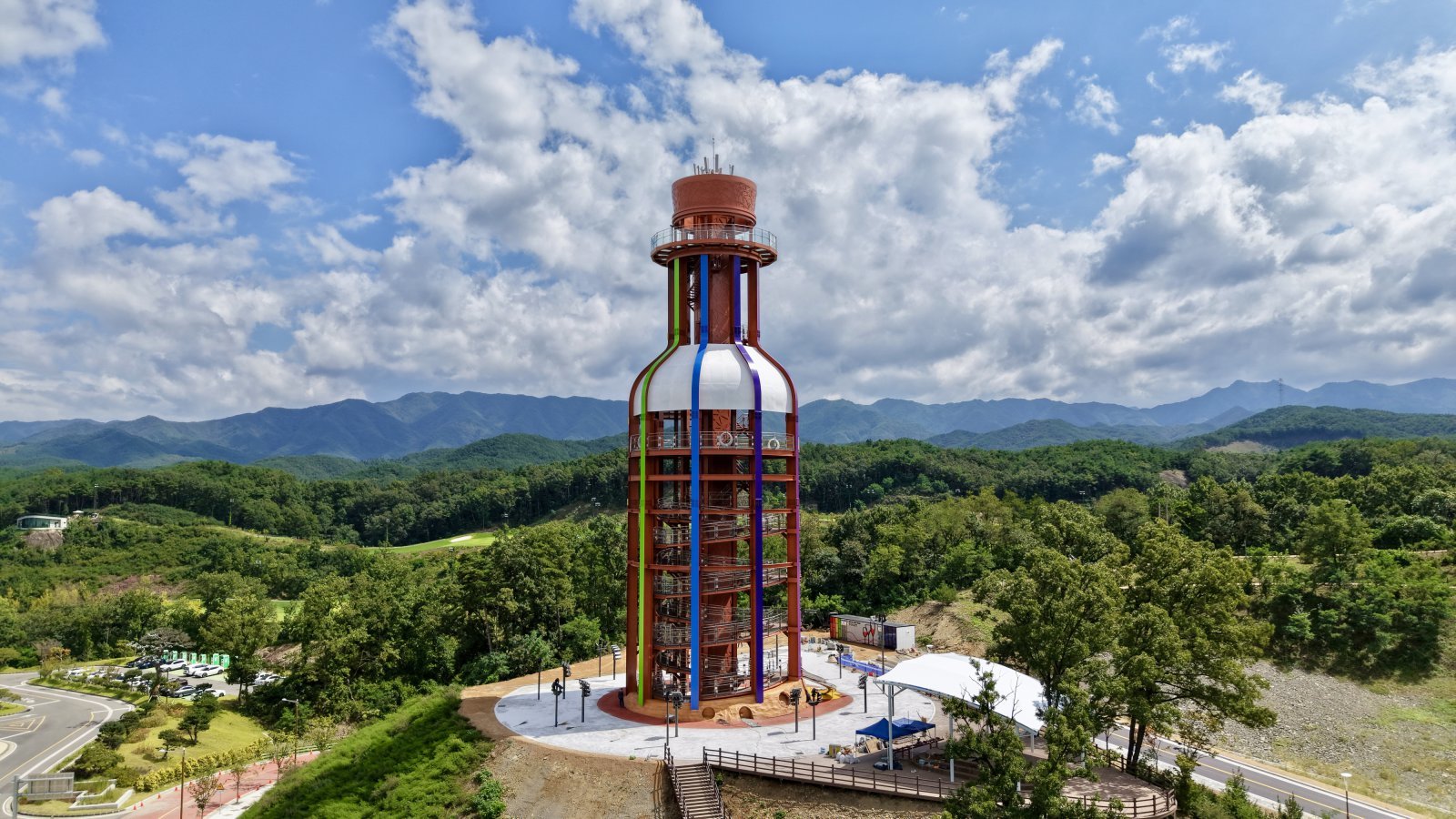 충북 영동군 힐링관광지 내에 조성된 ‘영동와인전망대’가 11일 정식 개장을 앞두고 관광객 맞이를 위한 막바지 준비에 한창이다. 영동군 제공