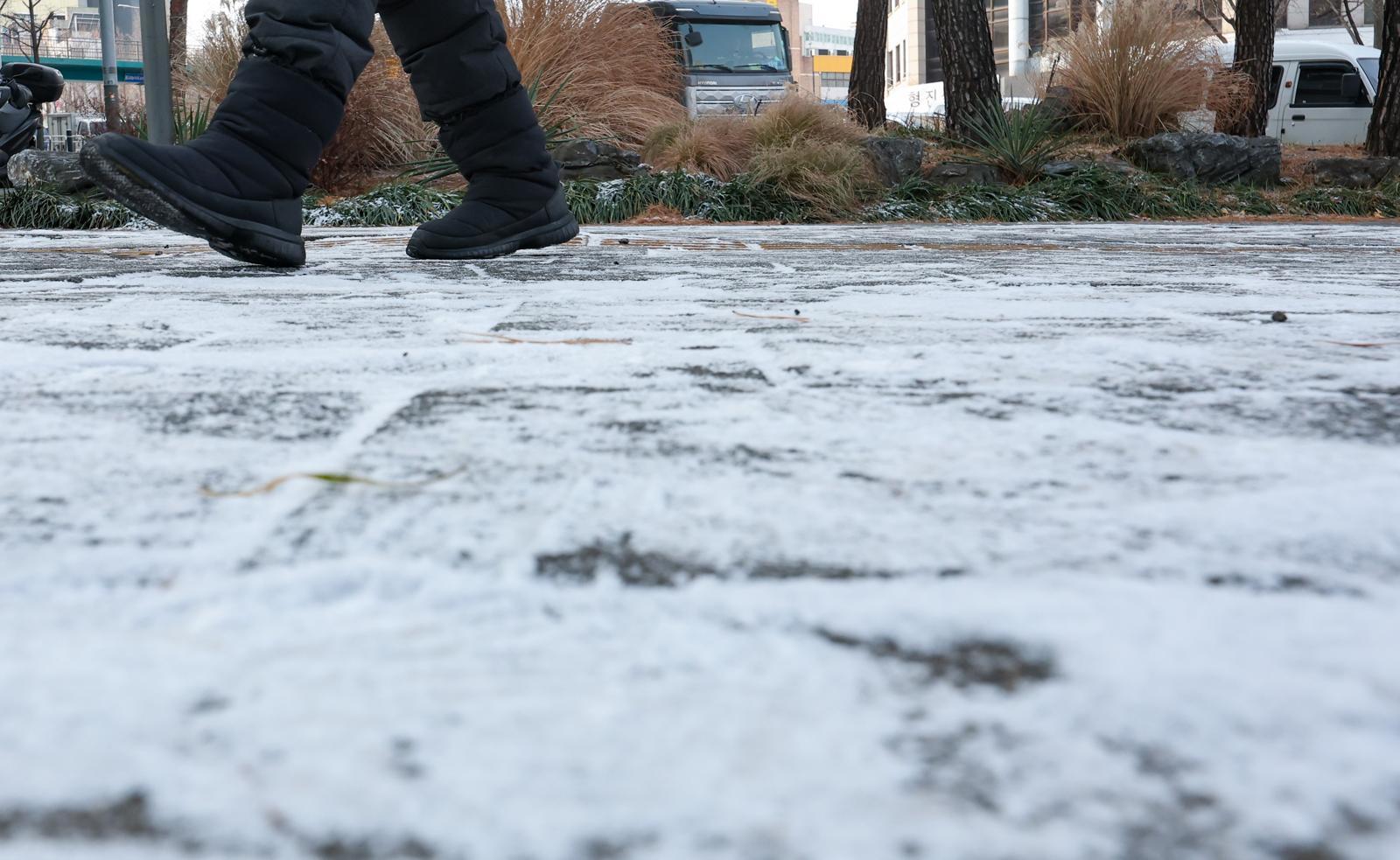 19일 오전 서울 중구 거리에서 시민들이 눈 쌓인 보행로를 지나고 있다. 기상청은 이번주 시베리아에서 밀려온 찬 공기가 한반도를 덮쳐 내륙 지역을 중심으로 영하 10도 안팎의 강추위를 예보했다. 2026.01.19. 서울=뉴시스