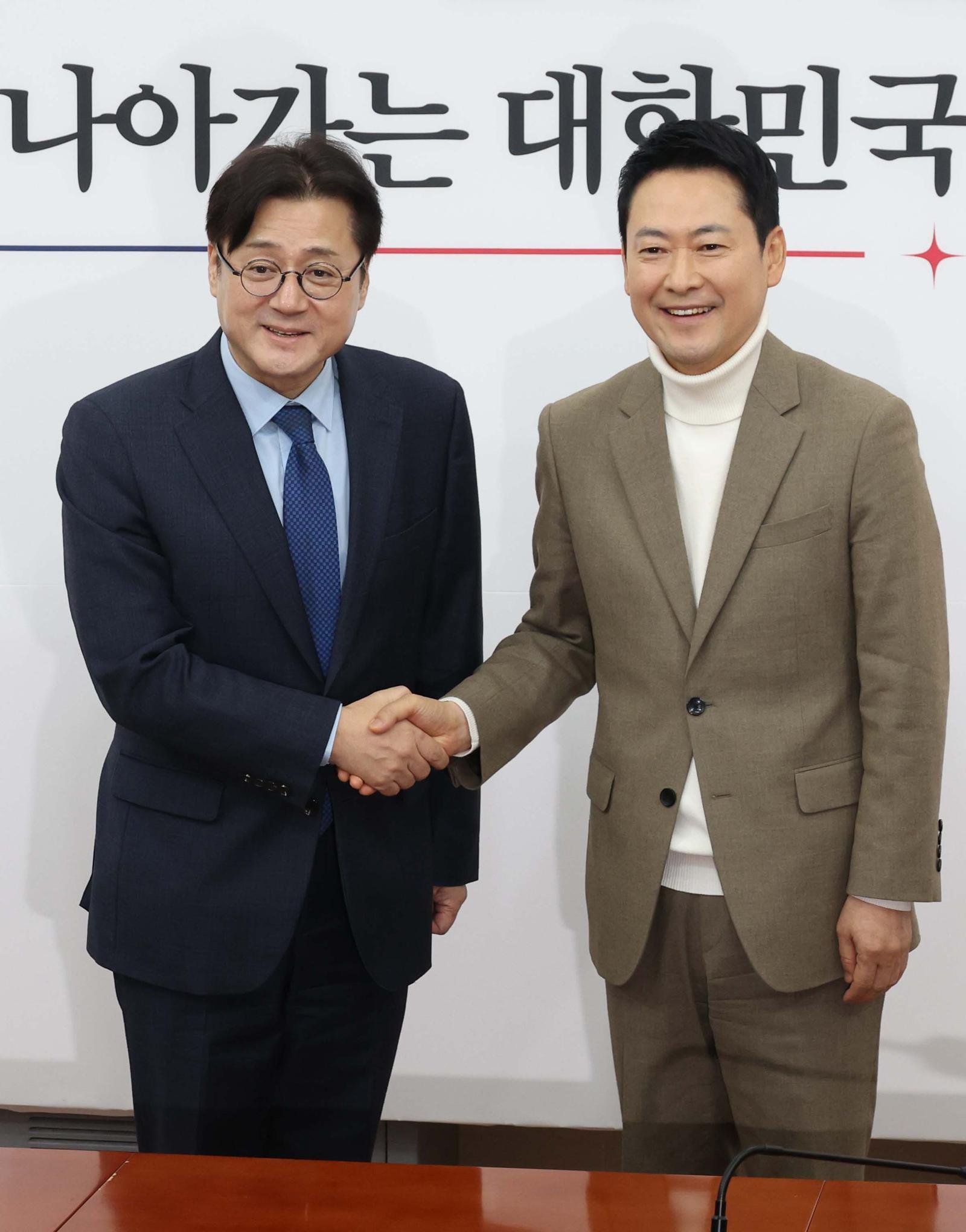 [서울=뉴시스] 장동혁 국민의힘 대표가 5일 오전 서울 여의도 국회에서 홍익표 대통령비서실 정무수석을 접견하며 악수를 하고 있다. 2026.02.05.