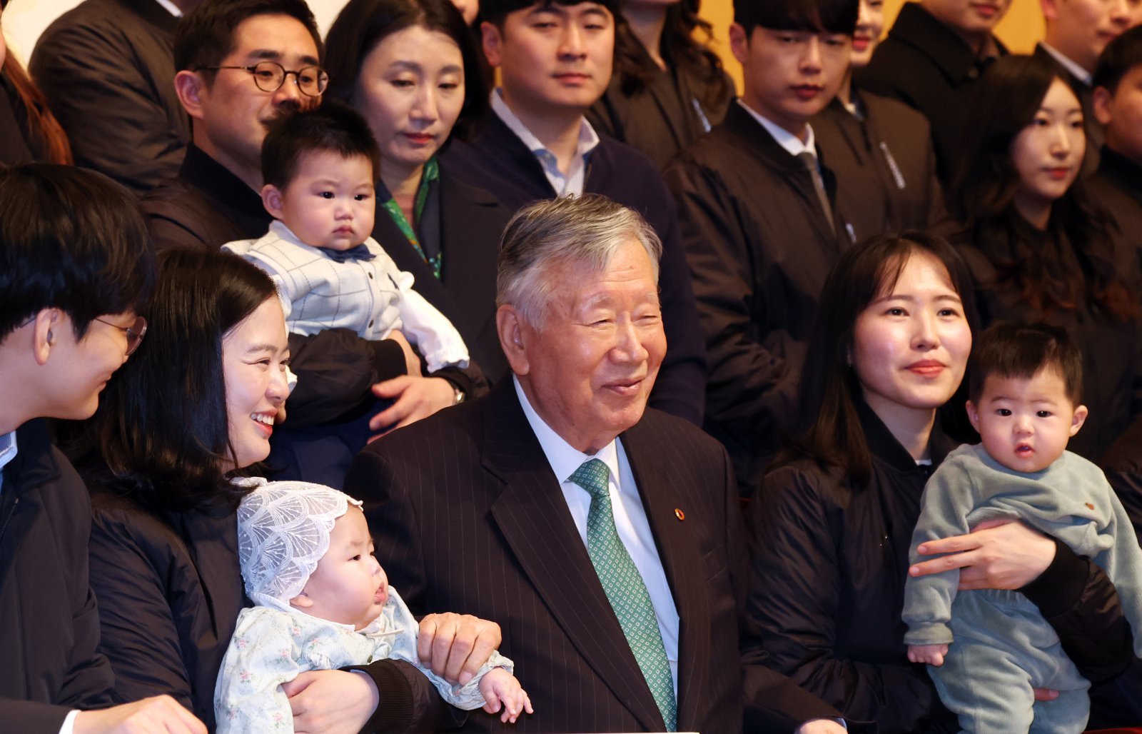 이중근 부영그룹 회장이 서울 중구 부영태평빌딩에서 열린 2025년 부영그룹 시무식에서 출산 직원에게 출산장녀금을 전달후 기념촬영을 하고 있다. (자료사진) /뉴스1