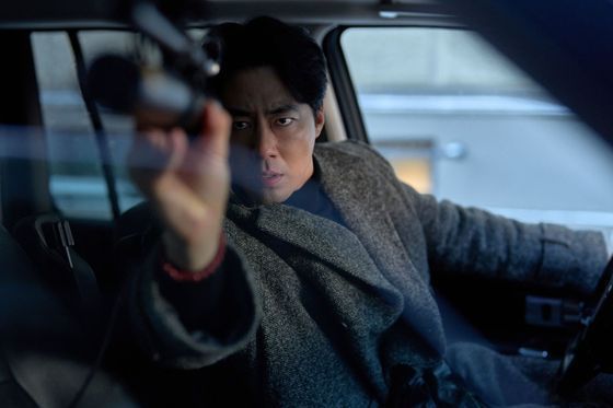 11일 개봉하는 류승완 감독의 영화 ‘휴민트’는 북한과 러시아 국경지대 블라디보스토크에서 발생하는 범죄를 파헤치는 남북한 비밀 요원들을 그렸다. 북한 보위성 조장 박건(박정민)과 한국 국정원 블랙요원 조 과장(조인성)의 브로맨스 액션을 주축으로, 박건과 그의 옛 연인인 채선화(신세경)의 멜로가 극의 밀도를 높인다. NEW 제공