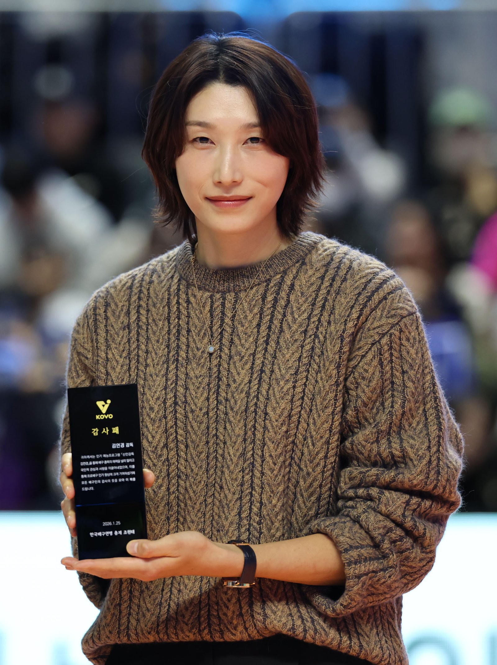 25일 강원 춘천시 호반체육관에서 열린 진에어 2025~2026 V-리그 올스타전에서 김연경이 감사패를 받은 뒤 기념촬영을 하고 있다. 2026.01.25 뉴시스