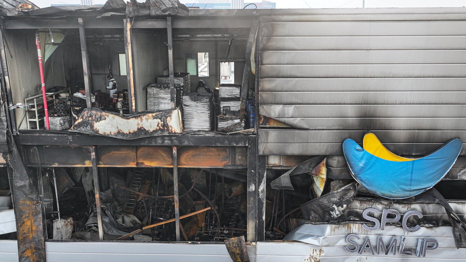 경찰과 소방 등 관계자들이 4일 경기 시흥시 정왕동 SPC삼립 시화공장에서 합동 감식을 하고 있다.   불이 난 공장은 지난해 50대 근로자가 기계에 끼어 숨진 곳으로 대통령까지 직접 방문해 안전 대책을 주문했으나 1년도 채 되지 않아 대형 화재가 발생했다. 2026.02.04 사진공동취재