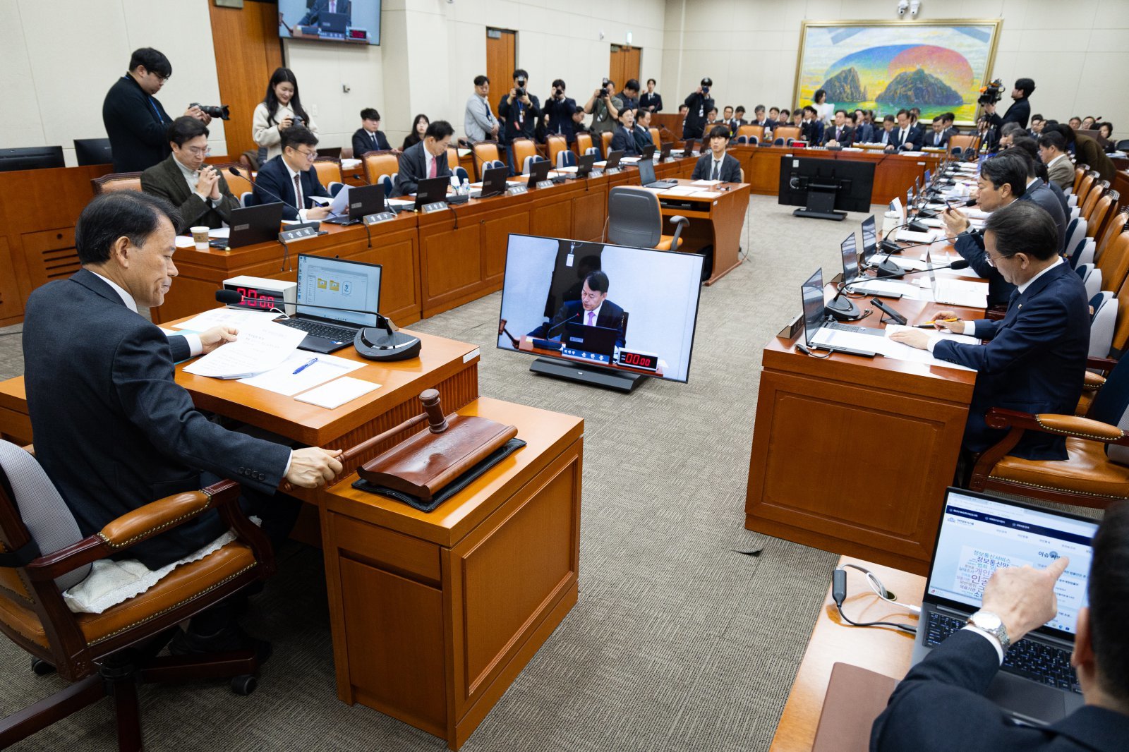 윤한홍 국회 정무위원장이 5일 서울 여의도 국회에서 열린 제432회 국회(임시회) 정무위원회 제1차 전체회의에서 의사봉을 두드리고 있다. 2026.2.5/뉴스1