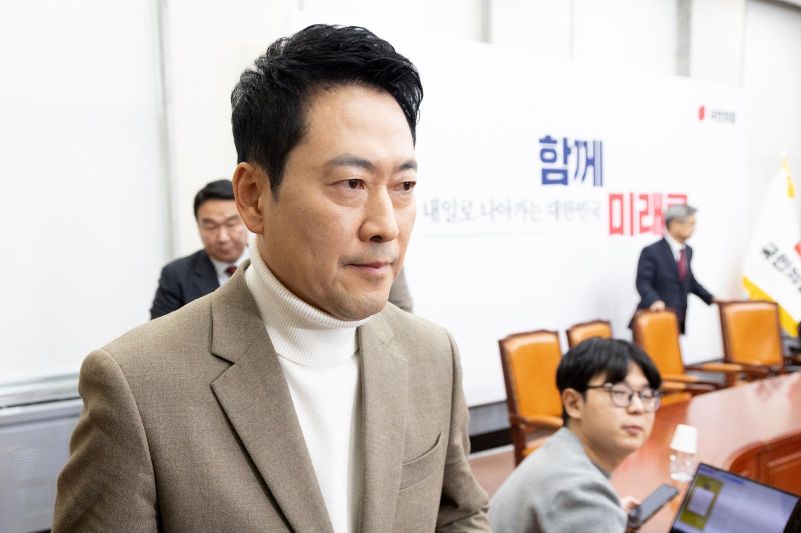 장동혁 국민의힘 대표가 5일 서울 여의도 국회에서 기자간담회를 열고 거취 표명 요구에 대한 입장을 밝힌 뒤 간담회장을 나서고 있다. 2026.2.5 뉴스1