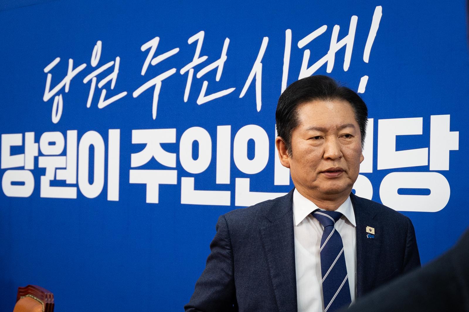 정청래 더불어민주당 대표가 4일 서울 여의도 국회에서 열린 최고위원회의 종료 후 회의실을 나서고 있다. 2026.2.4/뉴스1