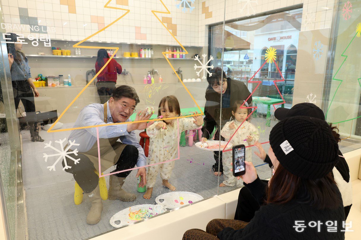 지난해 12월 경기 남양주시 다산동 경기행복주택 단지 내 복합 커뮤니티 공간인 ‘경기 유니티’ 드로잉랩에서 김용진 경기주택도시공사(GH) 사장(왼쪽)이 3, 4세 아이들과 함께 통유리에 그림을 그리는 있다. 동아일보 자료사진