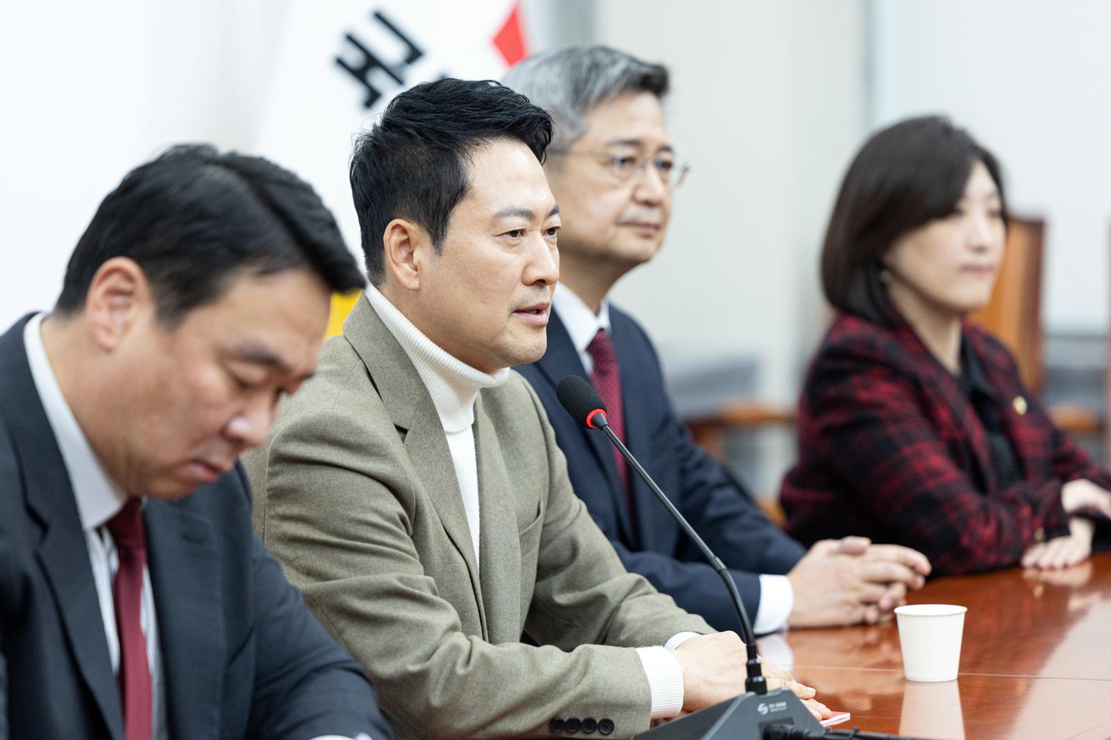 장동혁 국민의힘 대표가 5일 서울 여의도 국회에서 기자간담회를 열고 거취 표명 요구에 대한 입장을 밝히고 있다. 뉴스1