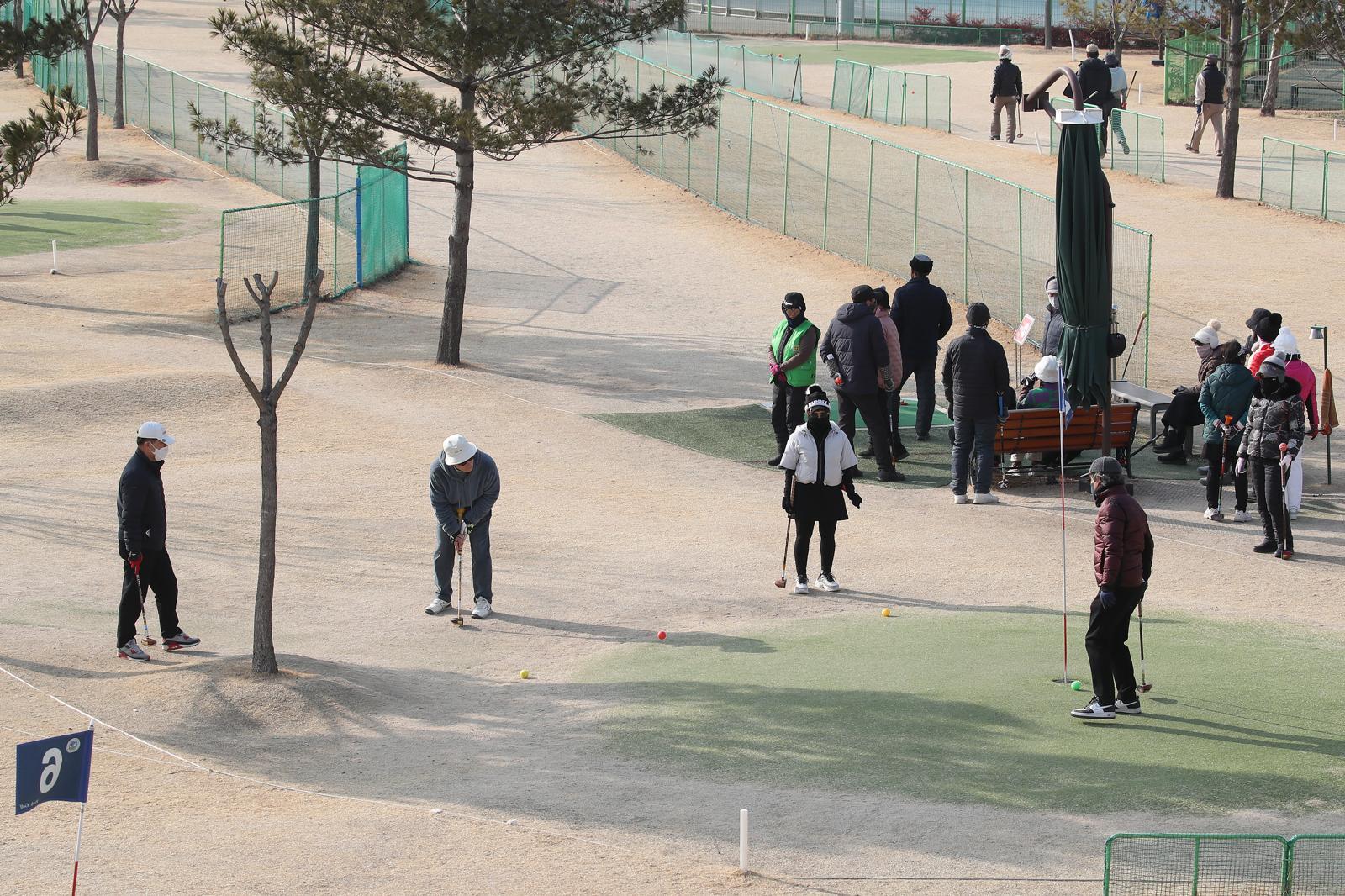 절기상 입춘(立春)인 4일 오후 대구 수성구 팔현파크골프장을 찾은 동호인들이 포근한 날씨 속에 파크골프를 즐기고 있다. 2026.2.4/뉴스1