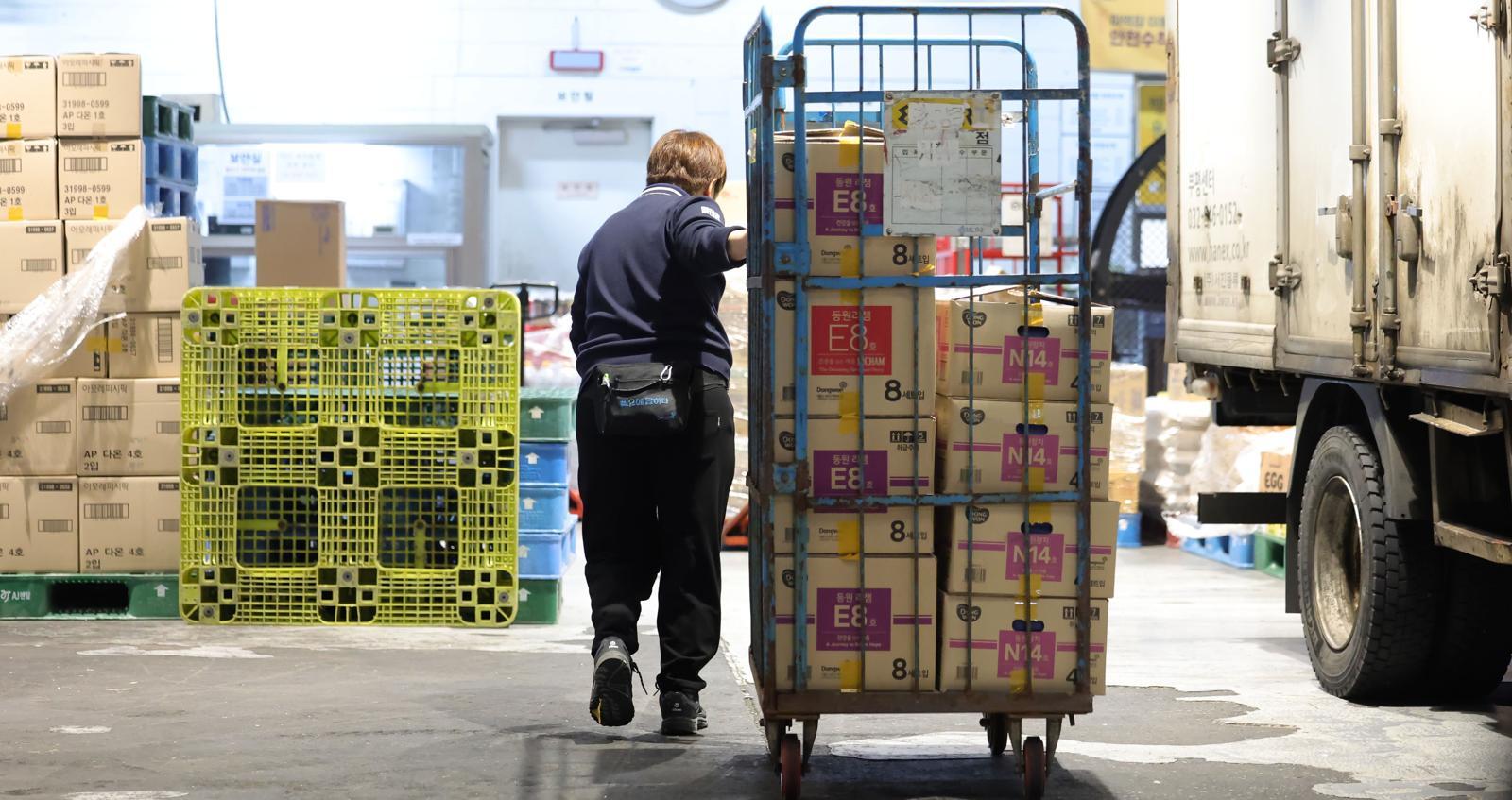 당정청이 대형마트 심야 영업 및 온라인 배송 규제 완화를 검토하자 소상공인 단체가 강력 반발하고 나섰다. 민주당은 신중론을 유지하며 상생 방안 마련을 정부에 주문했다. 뉴시스