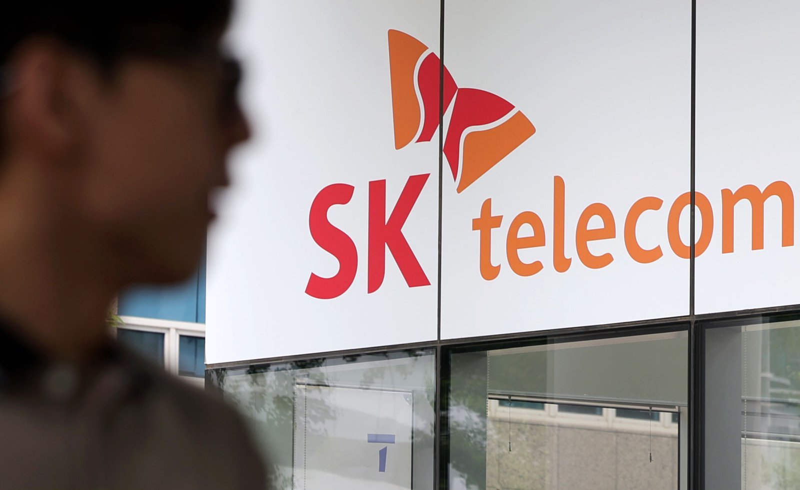 유심해킹 직격탄…SKT, 작년 영업익 41% 줄었다