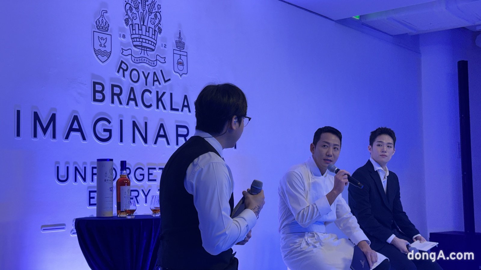 로얄 브라클라가 5일 서울 강남구 서초구에서 진행된 ‘로얄 브라클라 이매지너리움 볼륨1 : 사운드스케이프 살롱(Royal Brackla Imaginarium Vol.1 : Soundscape Salon)’ 행사를 진행했다. 왼쪽부터 박범석 바텐더, 강민철 셰프, 고동훈 무용수. 윤우열 기자 cloudancer@donga.com