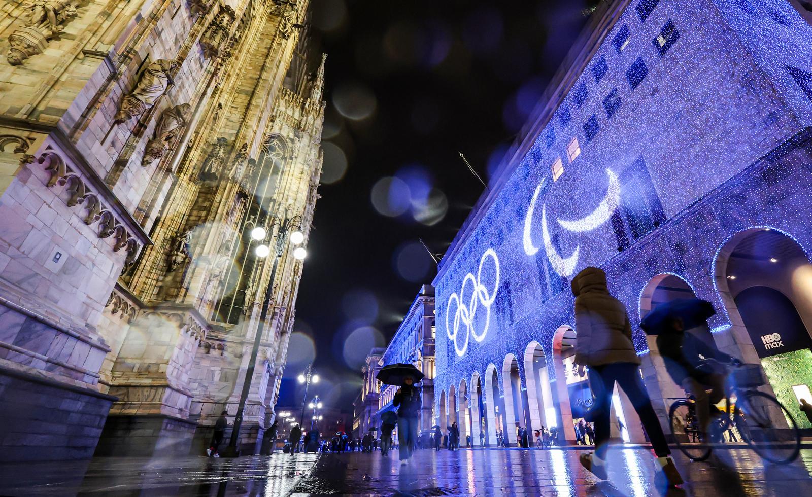 2026 밀라노·코르티나담페초 동계올림픽 개막을이틀 앞둔 4일(현지시간) 이탈리아 밀라노 두오모 성당 옆 건물에 오륜기 이미지가 송출되고 있다. 2026.2.4/뉴스1