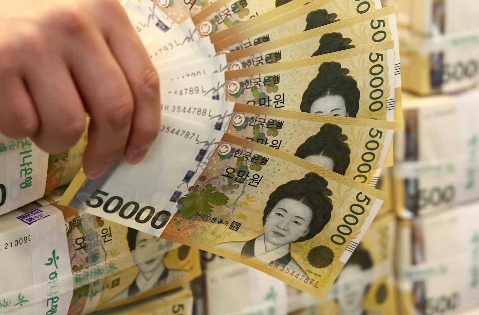 5일 서울 중구 하나은행 위변조센터에서 직원이 5만원권을 정리하고 있다. 한국은행 경제통계시스템에 따르면 2025년 말 기준 화폐발행잔액은 210조6천956억원으로 2024년 말 대비 9.1% 증가했다. 이 증가율은 코로나19 사태 이후 가장 높은 수치다. 2026.2.5/뉴스1