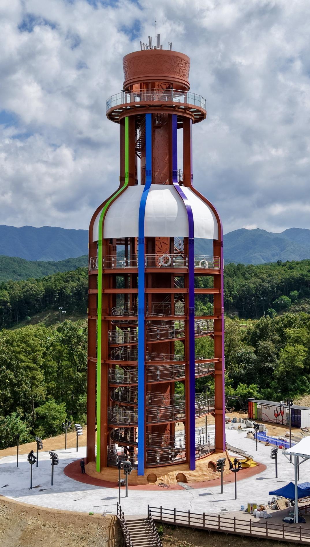 충북 영동군 힐링관광지 내에 조성된 ‘영동와인전망대’가 11일 정식 개장을 앞두고 관광객 맞이를 위한 막바지 준비에 한창이다. 영동군 제공