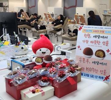 지난달 23일 광주 동구 헌혈의집 충장로센터에서 시민들이 헌혈에 참여하고 있다. 대한적십자사 광주·전남혈액원은 이날 헌혈자들에게 두바이쫀득쿠키를 증정하는 행사를 진행했다. 광주·전남혈액원 제공