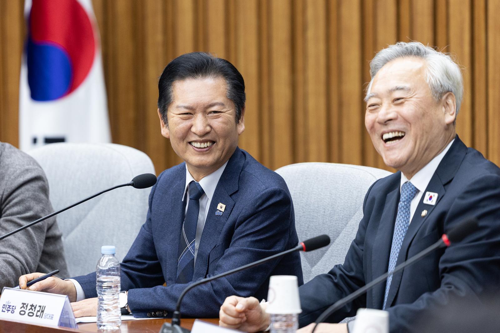 정청래 더불어민주당 대표가 5일 서울 여의도 국회에서 열린 조국혁신당과의 합당 관련 초선의원 간담회에서 이재강 더민초 대표와 함께 미소 짓고 있다. 뉴스1