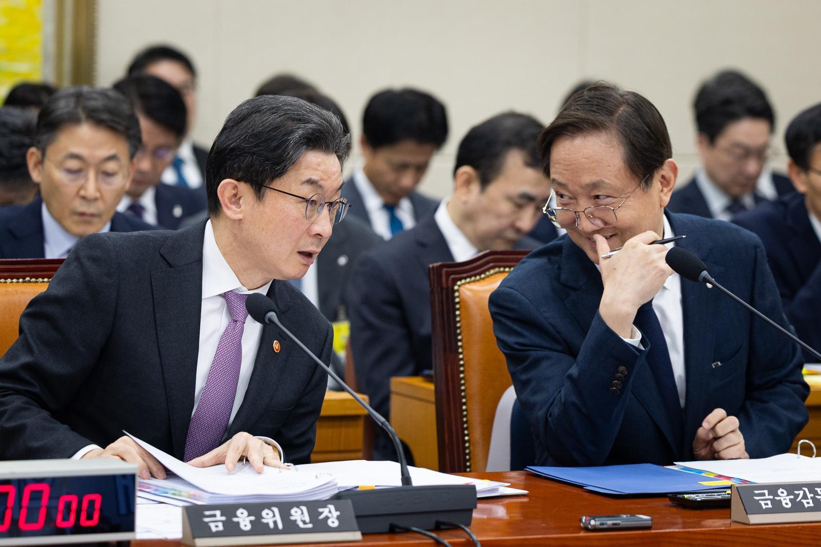 이억원 금융위원장(왼쪽)과 이찬진 금융감독원장이 5일 서울 여의도 국회에서 열린 제432회 국회(임시회) 정무위원회 제1차 전체회의에 출석해 대화하고 있다.  뉴스1