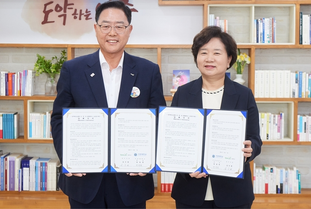 양영희 서정대 총장과 강수현 양주시장이 양주테크노밸리 협약을 한 뒤 기념사진을 찍고 있다. 서정대 제공