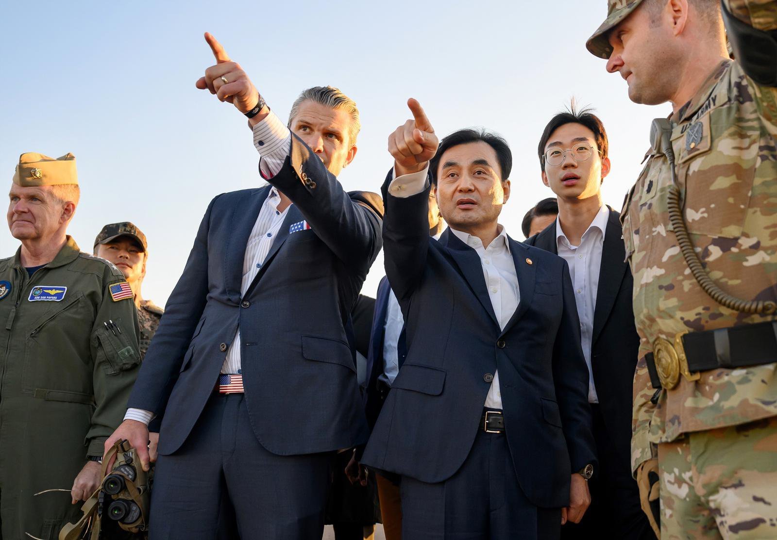 안규백 국방부 장관과 피트 헤그세스 미국 국방부 장관이 3일 오후 판문점 공동경비구역(JSA)를 방문, 올렛 OP(초소)를 둘러보고 있다. 국방부 제공