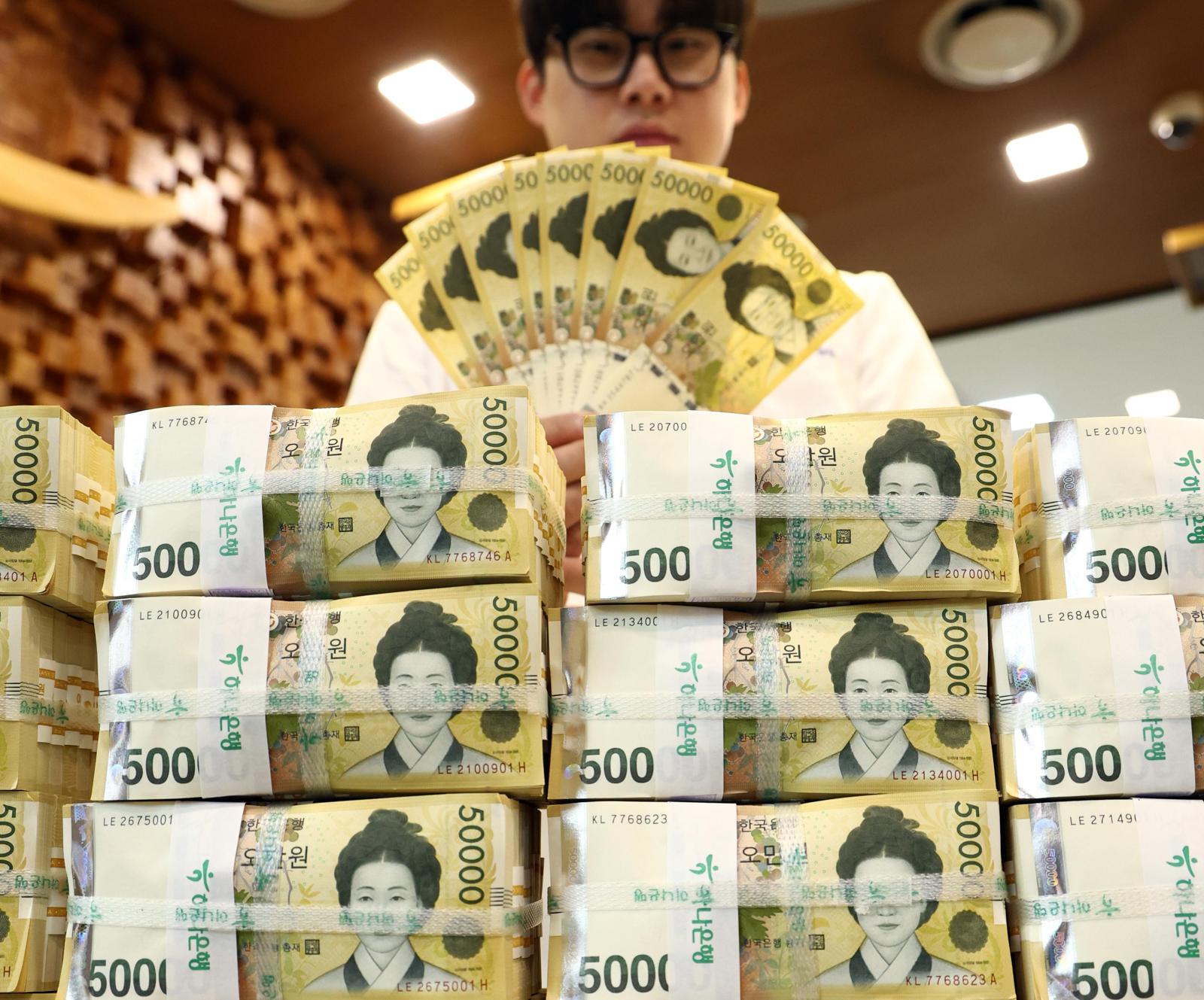 5일 서울 중구 하나은행 위변조대응센터에서 직원이 5만 원권 다발을 정리하고 있다. 한국은행에 따르면 지난해 12월 말 기준 화폐 발행 잔액은 210조6957억 원으로 전년 대비 9.1% 증가해 4년 만에 가장 많이 늘었다. 뉴스1