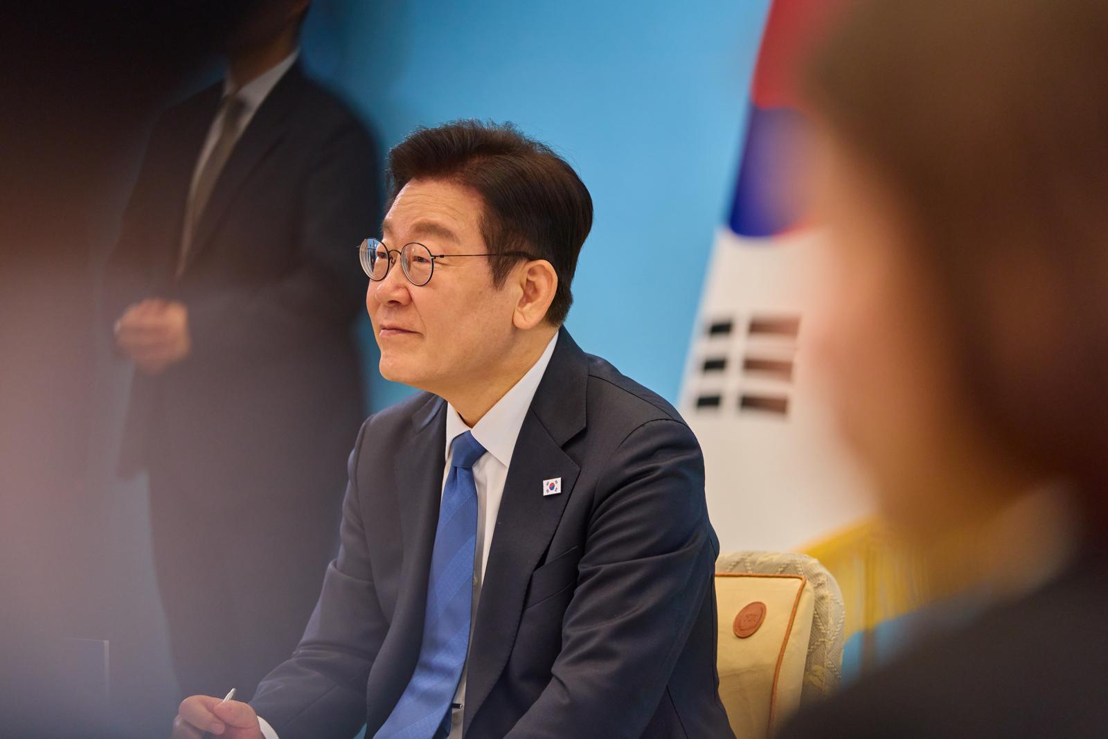 이재명 대통령이 5일 청와대에서 열린 대통령과학장학생·올림피아드 대표단 친수 및 간담회(미래 과학자와의 대화)에 참석해 있다. 2026.2.5  청와대 제공